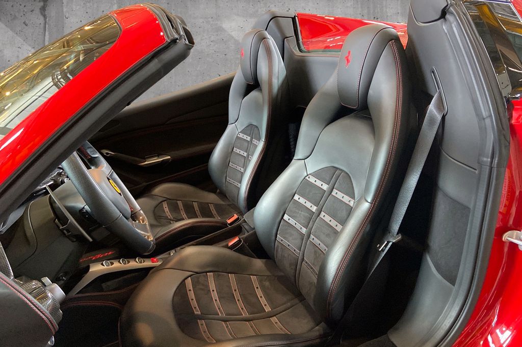Ferrari 488 SPider | předváděcí auto | skladem | od autorizovaného prodejce | super cena | top stav | max výbava | online nákup | online prodej | autoibuy.com